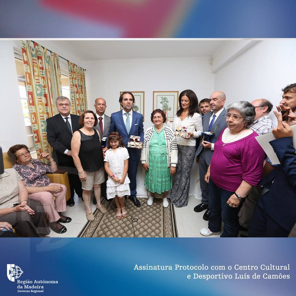 Participantes num encontro do Centro Luís de Camões